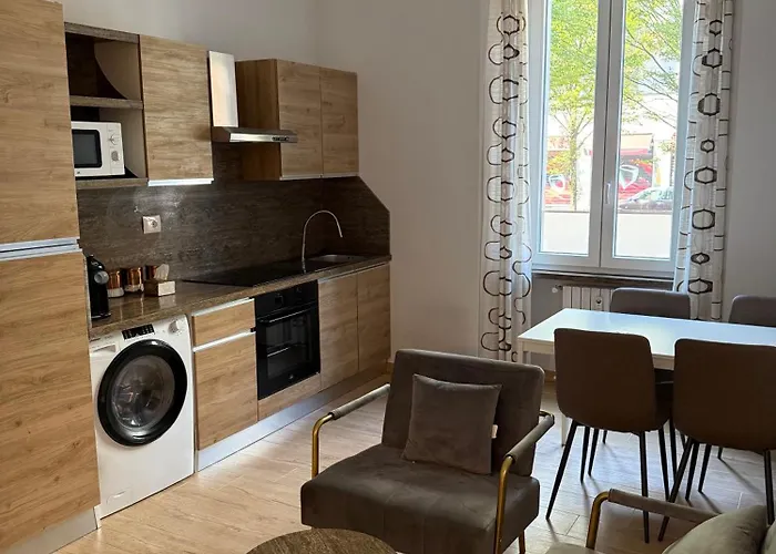 Apartment - 2br 2ba - 5 Min Walk To Metro & Train *